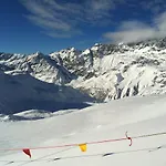 Aux Pieds Du Roi - & 4* بيريوِل تْشيرفينيا