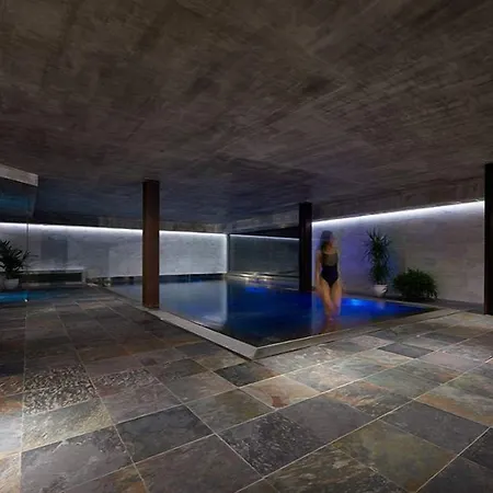 Aux Pieds Du Roi - &